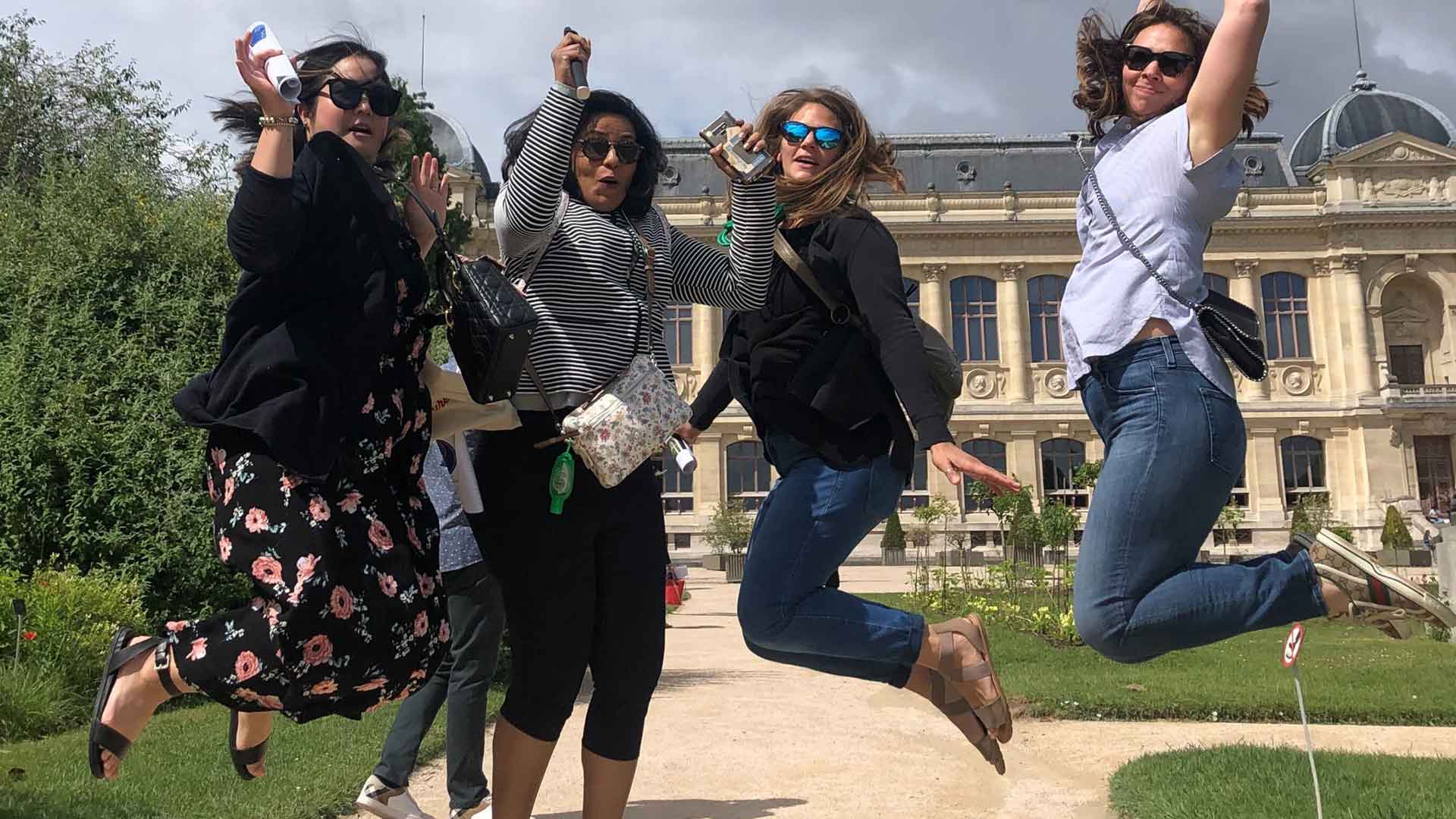 Grupo de amigas que quieren aprender francés para expatriarse a Francia y trabajar desde este país
